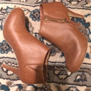 Gorgeous camel colored Madden Girl Booties!